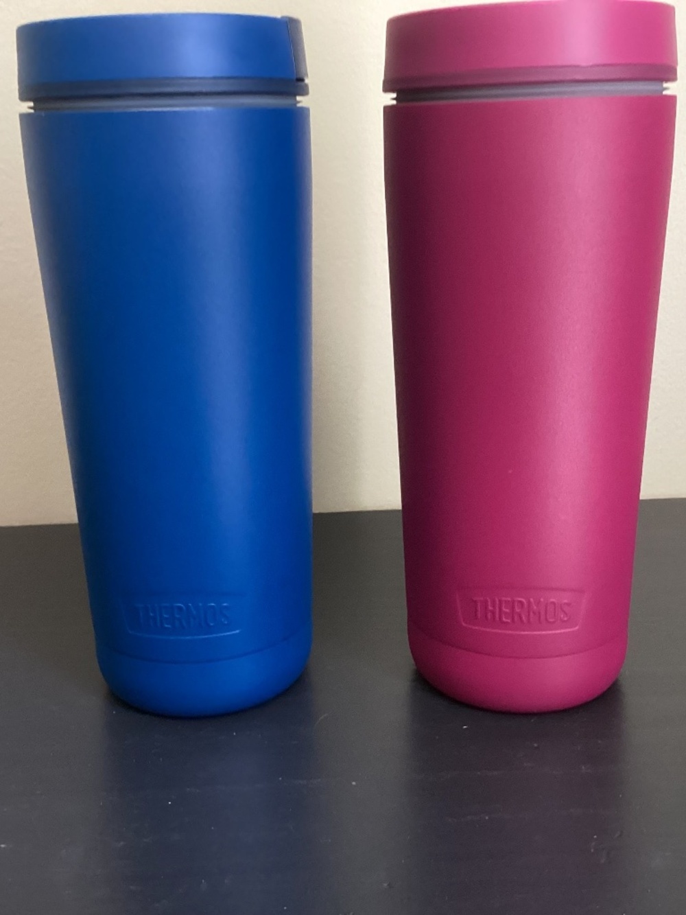 Set of 2 THERMOS Stainless Steel Travel Tumblers are 18oz Sweat Proof Red n Blue
